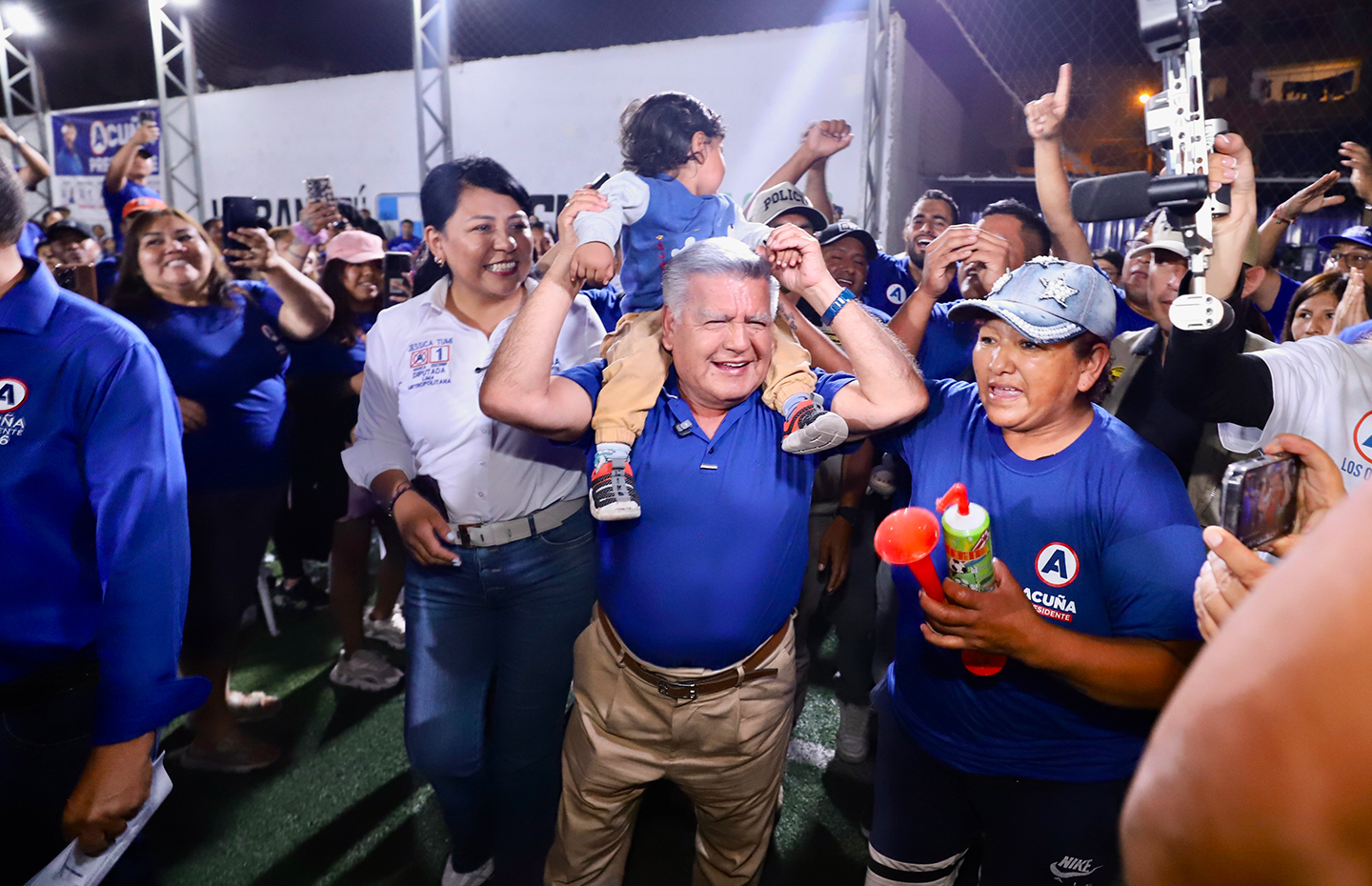 Candidato presidencial Acuña brindará seguro de salud a lideresas de organizaciones sociales