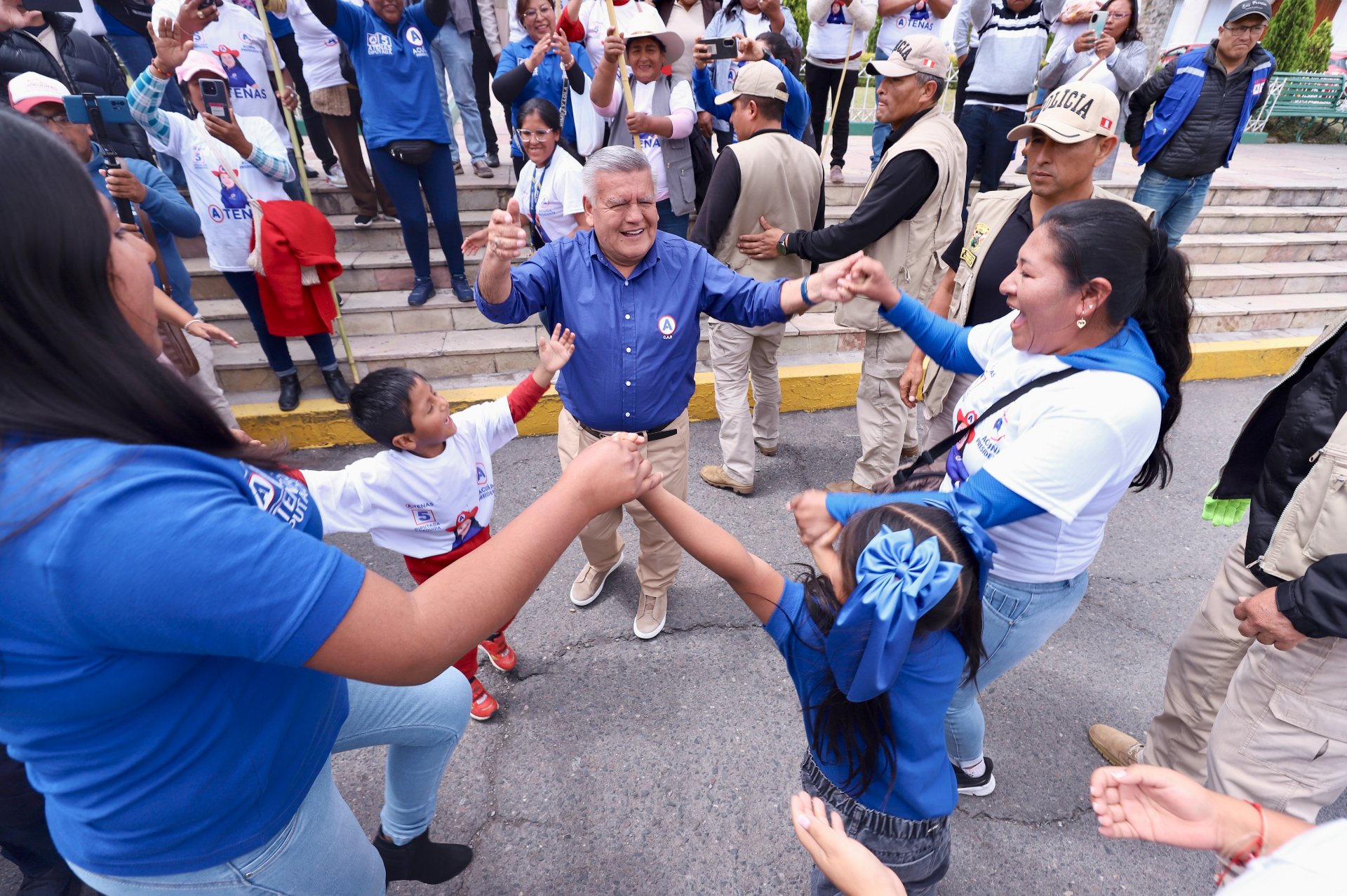Ciudadanos de Arequipa recibieron con respeto y dieron respaldo a candidato presidencial César Acuña 